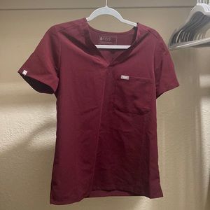 Figs Catarina one-pocket scrub top in burgundy size S